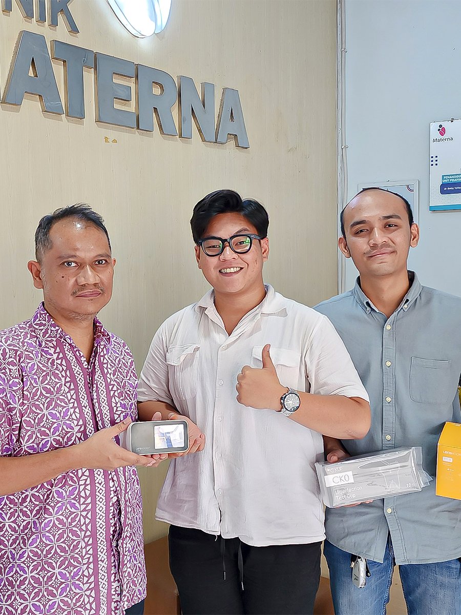 Tim medis menggunakan alat kesehatan Gynius