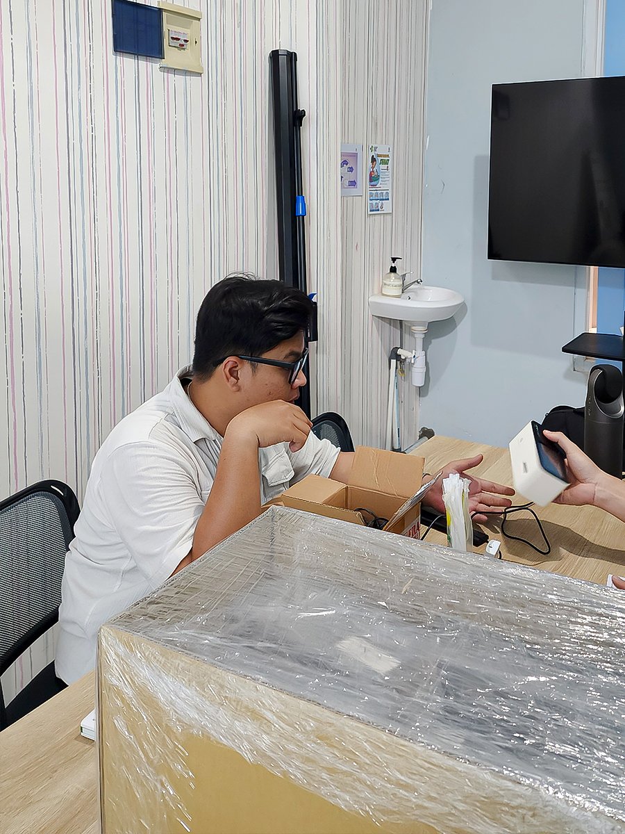Dokter spesialis kandungan menggunakan alat kesehatan Gynius